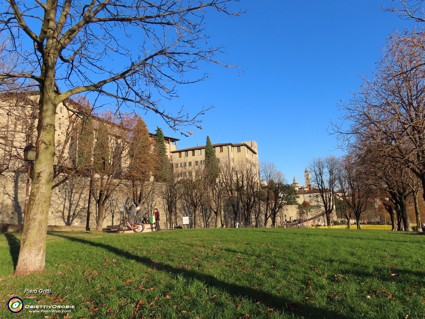 51 Viale delle mura alberato con vista sul Seminario .JPG